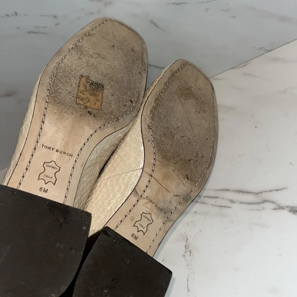 Tory Burch Georgia logo plaque pumps sz 6.  (L15)